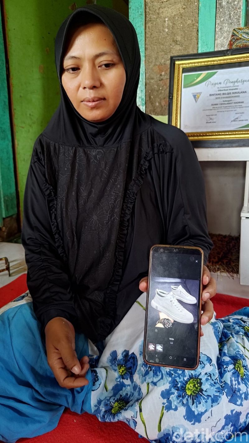 Ibunda Bintang menunjukkan sepatu putih kado terakhir sebelum anaknya tewas dianiaya di Ponpes Al Hanifiyah Kediri