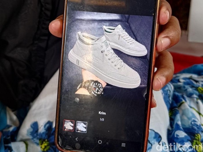 Ibunda Bintang menunjukkan sepatu putih kado terakhir sebelum anaknya tewas dianiaya di Ponpes Al Hanifiyah Kediri