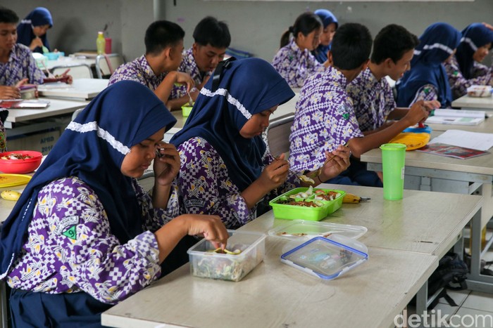 Simulasi program makan siang gratis digelar di Tangerang. Ada sejumlah menu yang disiapkan dengan harga Rp 15 ribu per porsi. Simulasi program makan siang gratis ini digelar Menko Perekonomian Airlangga Hartarto di SMP Negeri 2 Curug, Tangerang, Banten, Kamis (29/2/2024).