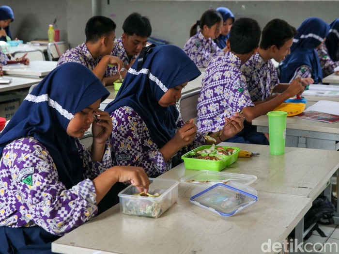 Simulasi program makan siang gratis digelar di Tangerang. Ada sejumlah menu yang disiapkan dengan harga Rp 15 ribu per porsi. Simulasi program makan siang gratis ini digelar Menko Perekonomian Airlangga Hartarto di SMP Negeri 2 Curug, Tangerang, Banten, Kamis (29/2/2024).