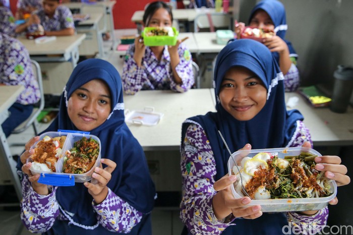Simulasi program makan siang gratis digelar di Tangerang. Ada sejumlah menu yang disiapkan dengan harga Rp 15 ribu per porsi. Simulasi program makan siang gratis ini digelar Menko Perekonomian Airlangga Hartarto di SMP Negeri 2 Curug, Tangerang, Banten, Kamis (29/2/2024).