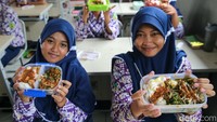 Dalam simulasi ini, para siswa diminta untuk membawa tempat makan dari rumah. Sementara itu, makanan serta lauk pauk dibagikan ketika tiba waktu makan siang. Ada 4 menu utama yang disediakan, yakni gado-gado, siomay, nasi ayam tepung, dan nasi semur telur. Ada 4 kelas yang mendapatkan menu makanan tersebut. Setiap kelas, berhak mendapatkan 1 menu yang sama. (Grandyos Zafna/detikcom)