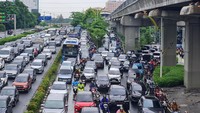 Kemacetan ditambah parah dengan banyaknya motor yang menepi karena guyuran hujan gerimis.