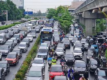 Jakarta Diguyur Hujan, Jalan MT Haryono Macet