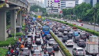 Kemacetan juga terlihat di tol dalam kota.