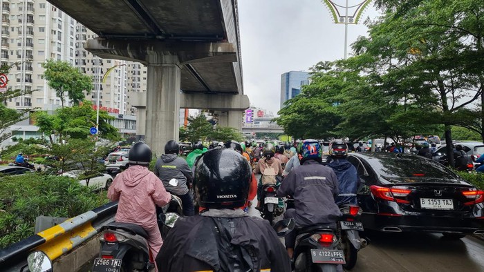 Kendaraan terjebak kemacetan di Jalan MT Haryono, Jakarta, Kamis (29/2/2024).