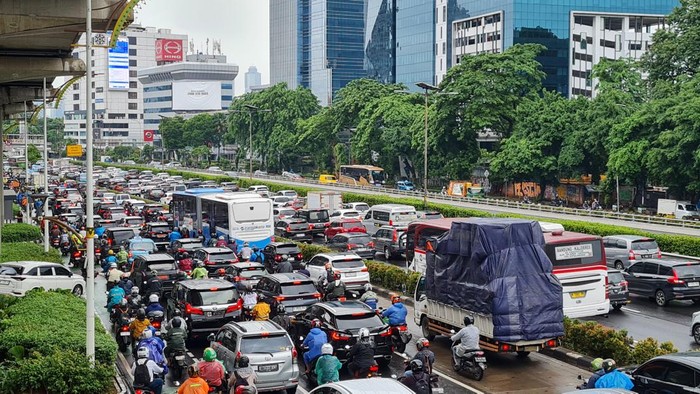 Kendaraan terjebak kemacetan di Jalan MT Haryono, Jakarta, Kamis (29/2/2024).