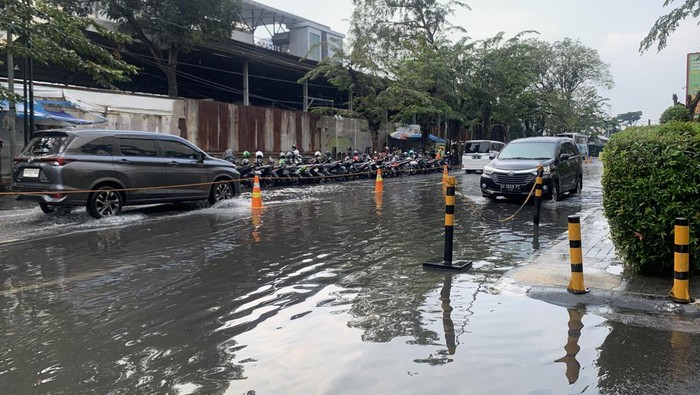 Jalan Jawa Medan depan Centre Point tergenang banjir usai hujan. (Kartika Sari/detikSumut)