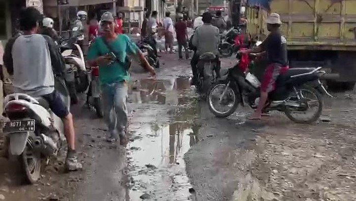Jalan Parungpanjang Rusak Parah Akibat Truk Tambang (dok.ist)