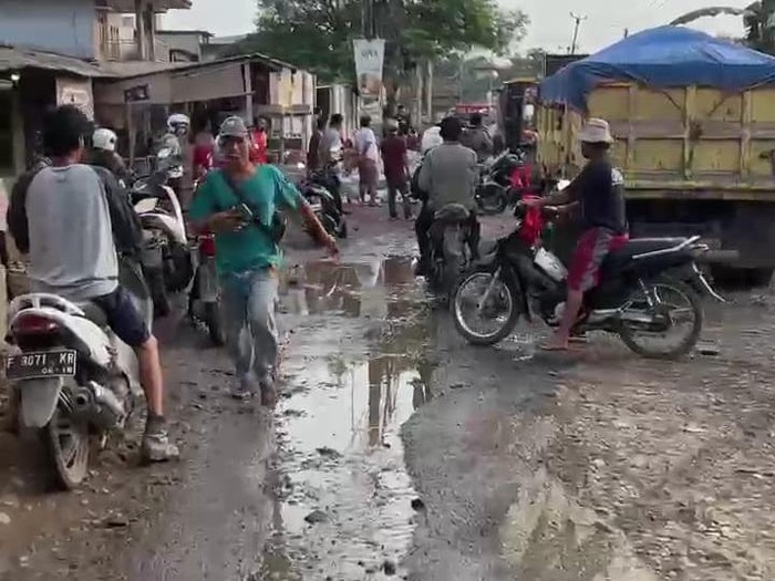 Jalan Parungpanjang Rusak Parah Akibat Truk Tambang (dok.ist)