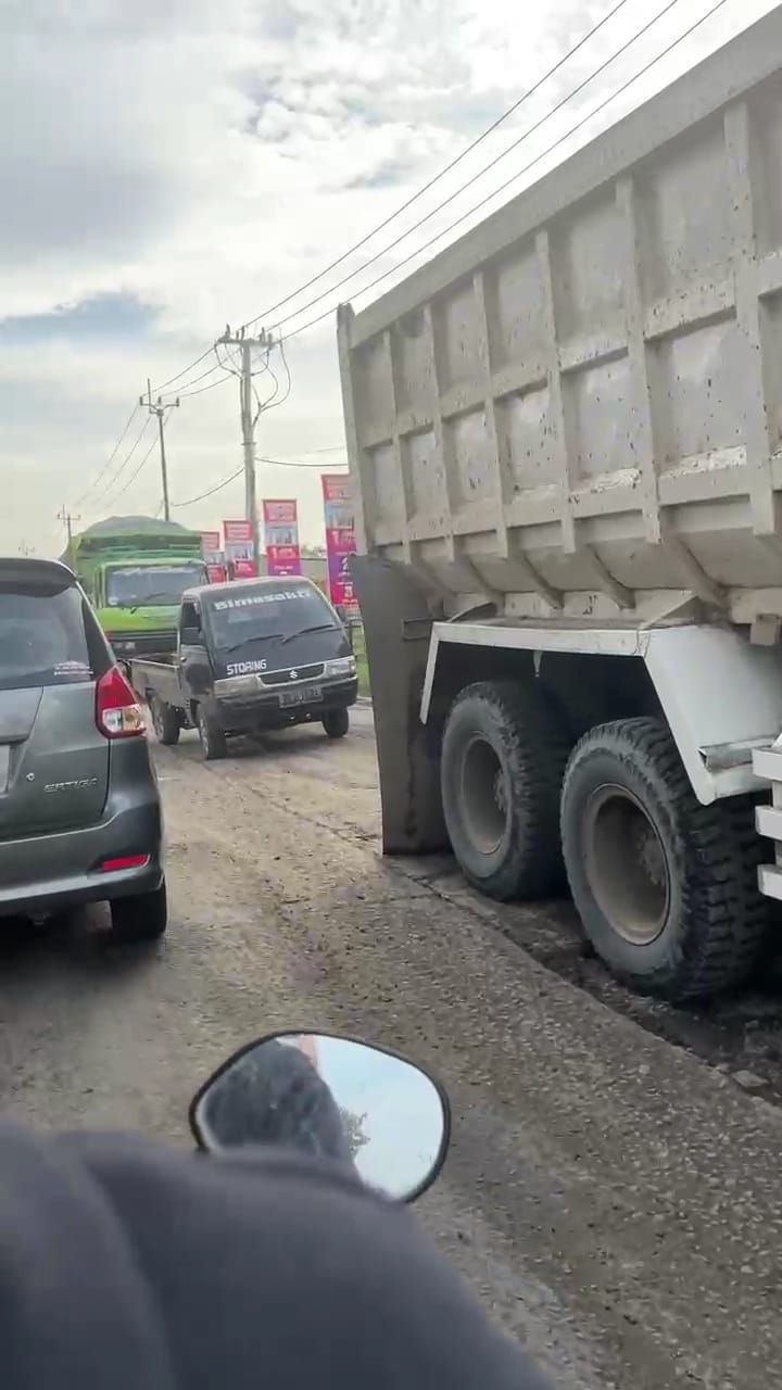 Jalan Parungpanjang Rusak Parah Akibat Truk Tambang (dok.ist)