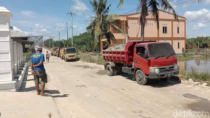Jalan poros Kecamatan Cenrana, Bone, Sulsel yang rusak parah dan butuh perbaikan.