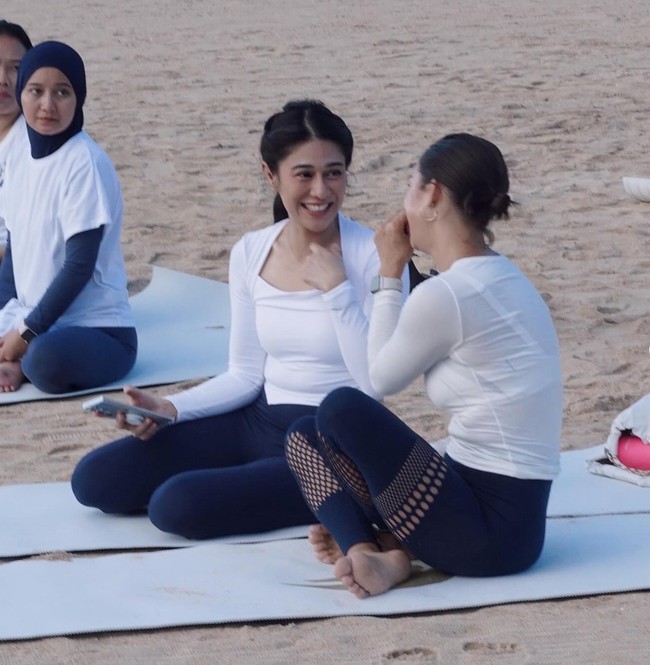 Penampilan kedua artis cantik saat berolahraga itu berhasil mencuri atensi. Gaya keduanya pun banjir pujian. “Dua wanita cantik,hebat dan menginspirasi,” komentar salah seorang netizen. Foto: Instagram/@jenniferbachdim