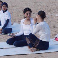 Penampilan kedua artis cantik saat berolahraga itu berhasil mencuri atensi. Gaya keduanya pun banjir pujian. “Dua wanita cantik,hebat dan menginspirasi,” komentar salah seorang netizen. Foto: Instagram/@jenniferbachdim