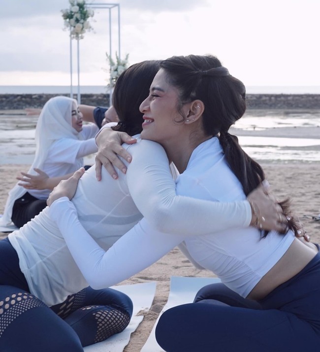 Memiliki wajah cantik dan tubuh langsing meski sudah memiliki anak, tak heran jika Jennifer Bachdim dan Dian Sastrowardoyo kerap bikin iri. Keduanya pun sering mendapat julukan sebagai hot mom. Foto: Instagram/@jenniferbachdim