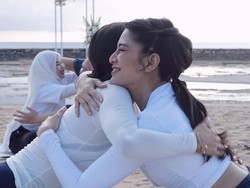 6 Potret Jennifer Bachdim Olahraga Bareng Dian Sastrowardoyo, Duo Hot Mom