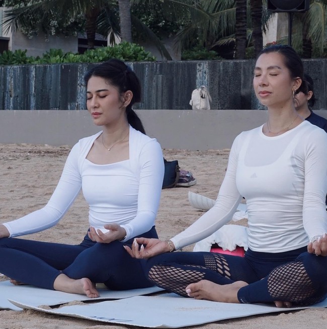 Jennifer Bachdim dan Dian Sastrowardoyo sempat terlihat mengikuti yoga bersama di Bali. Tampil kompak, keduanya mengenakan pakaian olaharaga lengan panjang berwarna putih dipadukan dengan legging berwarna navy. Foto: Instagram/@jenniferbachdim