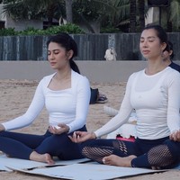 Jennifer Bachdim dan Dian Sastrowardoyo sempat terlihat mengikuti yoga bersama di Bali. Tampil kompak, keduanya mengenakan pakaian olaharaga lengan panjang berwarna putih dipadukan dengan legging berwarna navy. Foto: Instagram/@jenniferbachdim