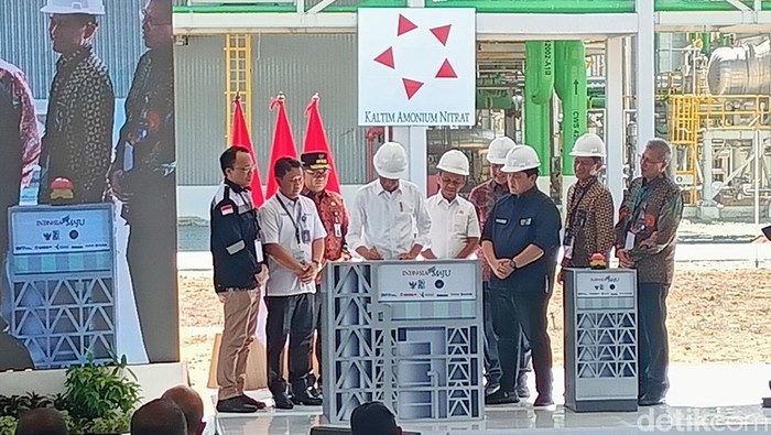 Jokowi saat meresmikan pabrik KAN di Bontang, Kaltim.