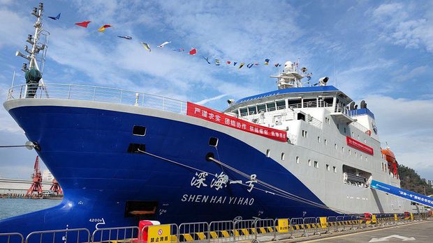 Kapal selam Jiaolong dan kapal penelitian Shenhai Yihao