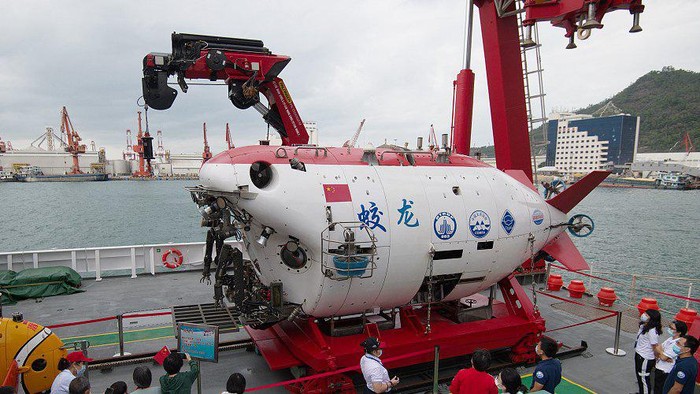 Kapal selam Jiaolong dan kapal penelitian Shenhai Yihao