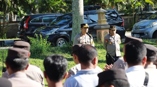 Kapolres Lombok Barat AKBP Bagus Nyoman Gede Junaidi memberikan arahan pengaman rapat pleno rekapitulasi terbuka untuk Kabupaten Lombok Barat di Hotel Jayakarta, Kamis (29/2/2024). (Foto: Ahmad Viqi/detikBali)