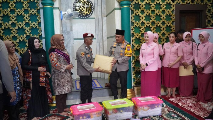Kapolrestabes Kombes Pasma memberi paket bantuan ke Bripka Amin pendiri Yayasan Majmaal Bahrain