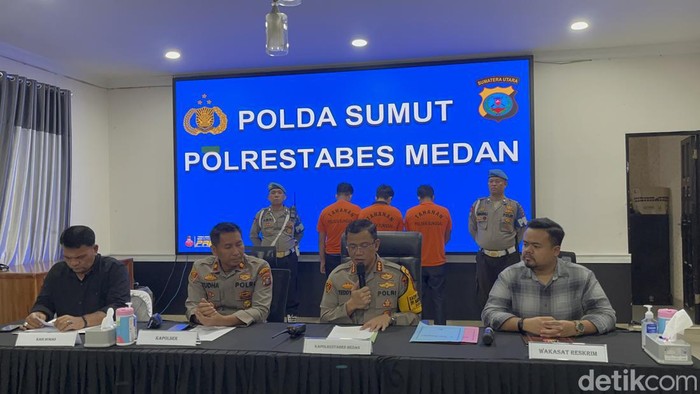 Kapolrestabes Medan Kombes Teddy Jhon Marbun (pegang mic) saat konferensi pers. (Raphaella/detikSumut)