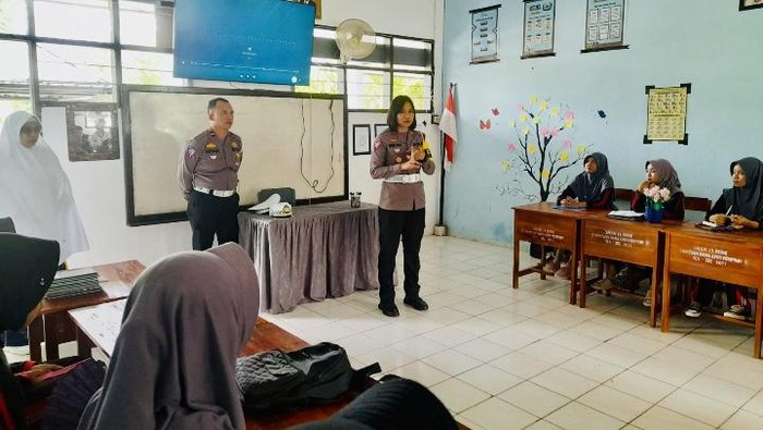 Kasat Lantas Polres Bone AKP Desy Ayu Dwi Putri saat melakukan sosialisasi penerapan ETLE.