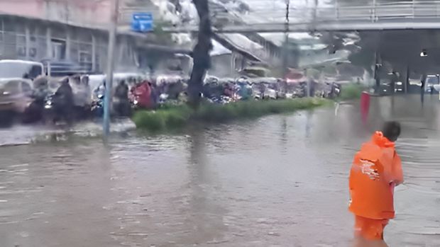 Kawasan Cempaka Putih, Jakarta Pusat (Jakpus) tergenang banjir. Banjir yang terjadi turut memicu terjadinya kemacetan panjang. (dok TMC Polda Metro Jaya)
