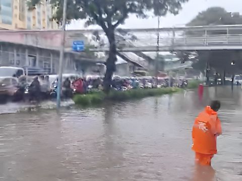 Genangan tertinggi terjadi di jalur lambat Jalan Suprapto arah Senen, yaitu sekitar 40-50 cm (dok TMC Polda Metro Jaya)