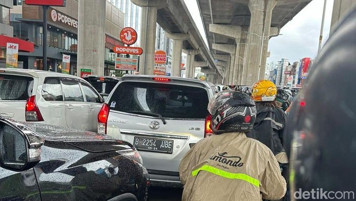 Kawasan Kelapa Gading, Jakut, termasuk wilayah yang jalannya tergenang banjir pagi tadi. Kondisi jalan tergenang itu memicu kemacetan lalu lintas. (dok Pribadi/Sarah)