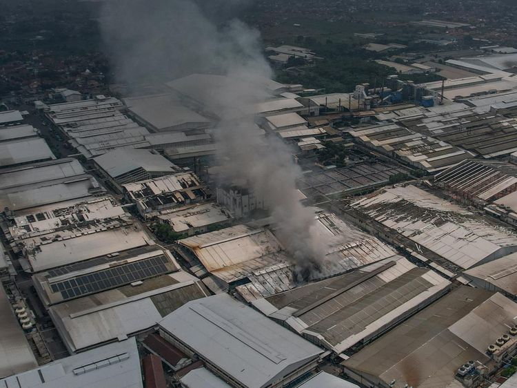 Foto-foto Kebakaran Pabrik Kahatex di Sumedang