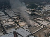 Foto-foto Kebakaran Pabrik Kahatex di Sumedang