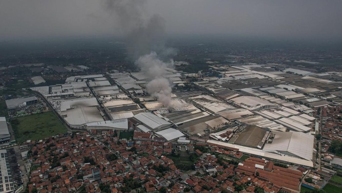 Foto udara kebakaran yang terjadi di kompleks Pabrik Kahatex di Kabupaten Sumedang, Jawa Barat, Kamis (29/2/2024). Kebakaran yang belum diketahui penyebabnya tersebut masih diselediki oleh pihak kepolisian. ANTARA FOTO/Raisan Al Farisi/Spt