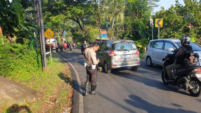 Petugas kepolisian melakukan olah TKP kecelakaan maut di Gunungpati, Semarang, Kamis (29/2/2024).