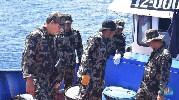Kementerian Kelautan dan Perikanan (KKP) berhasil menangkap satu unit kapal ikan asing (KIA) pencuri ikan berbendera Filipina di Wilayah Pengelolaan Perikanan Negara Republik Indonesia (WPPNRI) 716 Laut Sulawesi. (CNBC Indonesia/Martyasari Rizky)