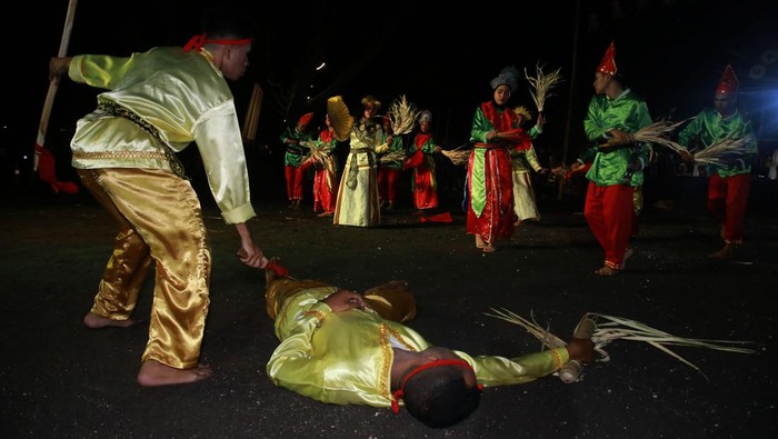 Sejumlah pemain TeaterSanggar Nostra Senora Del Rosariotampil pada puncak Festival Gamlamo 2024 di Pantai Kastela Ternate, Maluku Utara, Rabu (28/2/2024). Festival yang mengangkat tema Mengenang Tragedi Pembunuhan Sultan Khairun Jamil dan Bangkitnya Ternate di Bawah Pimpinan Jo Ou Baabullahdi Gamlamo tersebut untuk mengembangkan kreasi seni dan budayadengan mengusung tradisi Maloku Kie Raha. ANTARA FOTO/Andri Saputra/YU