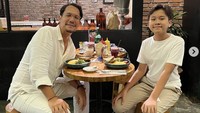 Pria 44 tahun ini tengah makan dengan anak satu-satunya, Sheemar. Ia mengatakan makan-makan kali ini dalam rangka nilai raport anaknya yang bagus. Foto: Instagram anggapuradiredja