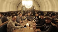 Kekompakan MALIQ & D’Essentials juga sampai ketika di luar panggung nih! Tahun 2019 mereka santap bersama di sebuah bar di London. Foto: Instagram anggapuradiredja