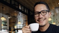 Di Instagram, Angga kerap memamerkan kecintaannya akan kopi. Salah satunya ini ketika ia sarapan dengan secangkir kopi. Foto: Instagram anggapuradiredja
