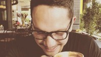 Lagi-lagi tertangkap momen Angga menikmati secangkir latte. Terlihat ia sangat senang bisa bertemu minuman berkafein favoritnya itu. Foto: Instagram anggapuradiredja