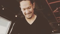 Lewat foto ini Angga mengingatkan followersnya untuk mencicipi makanan yang tak hanya enak, tapi juga harus menyehatkan. Ia mengambil salad segar. Foto: Instagram anggapuradiredja