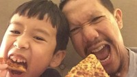 Pizza and Nintendo party !! tulis Angga di keterangan foto. Begini potret kompaknya dengan Sheemar. Seru ya! Foto: Instagram anggapuradiredja