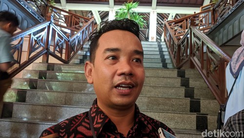 Ketua Bawaslu Lombok Barat Rizal Umami. (Ahmad Viqi/detikBali).