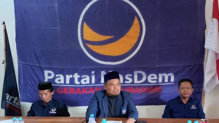 Ketua DPD NasDem Enrekang Asman (tengah).