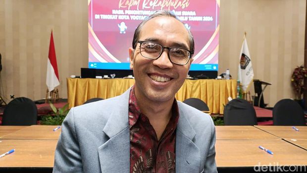 Ketua KPU Kota Jogja Noor Harysa Aryo Samudro di sela rapat pleno rekapitulasi suara di Hotel Tara Kota Jogja, Kamis (29/2/2024) malam.