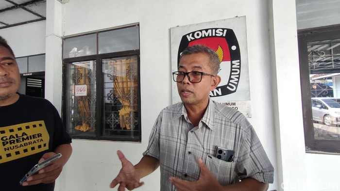 Ketua KPU Kulon Progo, Budi Priyana, saat ditemui di kantornya, Kamis (29/2/2024).