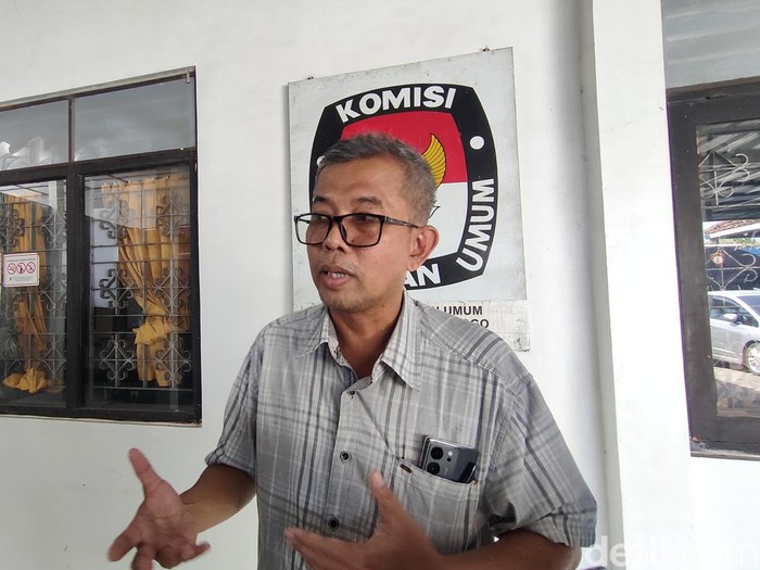 Ketua KPU Kulon Progo, Budi Priyana, saat ditemui di kantornya, Kamis (29/2/2024).
