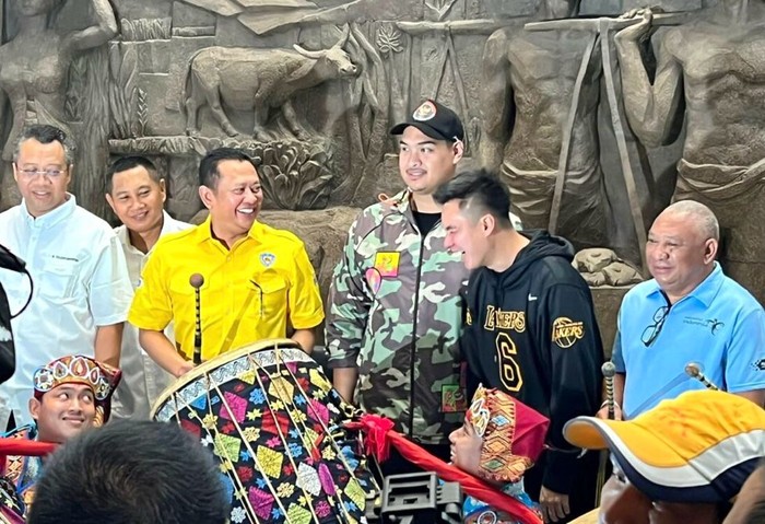 Para crosser sedang memacu kendaraannya di seri MXGP Lombok di sirkuit eks Bandara Selaparang pada Minggu (2/7/2023). Foto: Helmy Akbar / detikBali